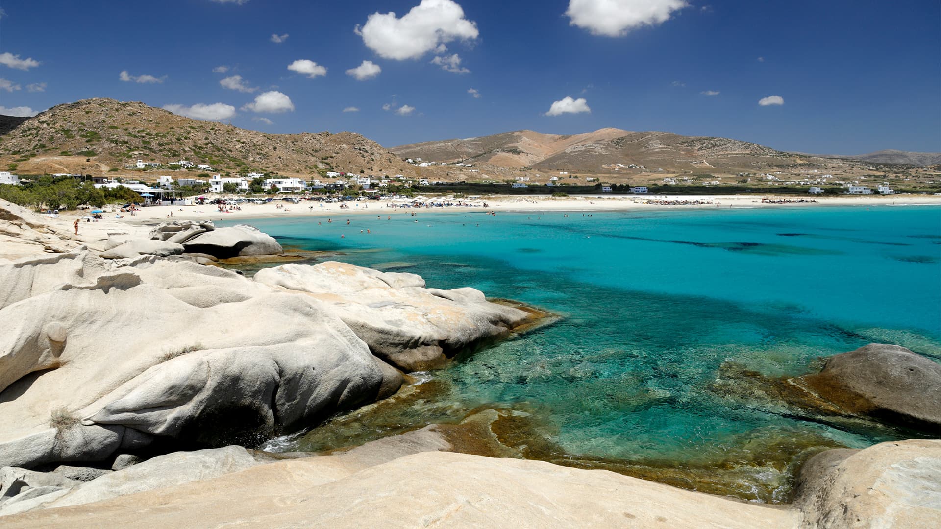 La arena blanca y las aguas azul celeste de la playa de Mikri Vigla, en Naxos.