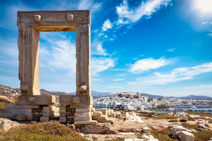 Portara di Naxos con vista sulla città e il porto
