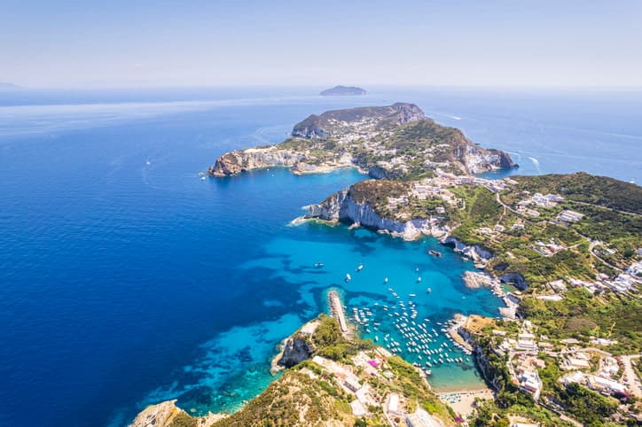 Vista aerea di Cala Feola sull'isola di Ponza