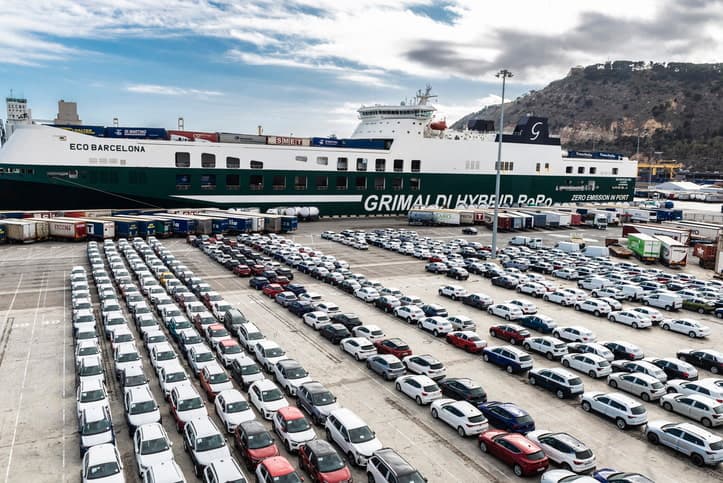 Ett hybridlastfartyg från Grimaldi Lines ligger förtöjt vid lastkajen i Barcelona.