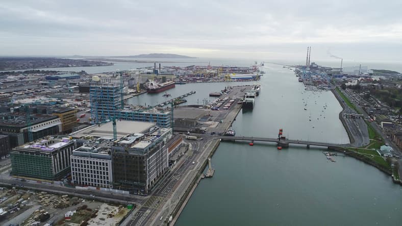 Une zone industrielle portuaire sous un ciel nuageux