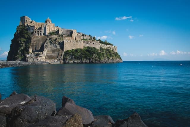 Il maestoso Castello Aragonese, simbolo dell’isola di Ischia