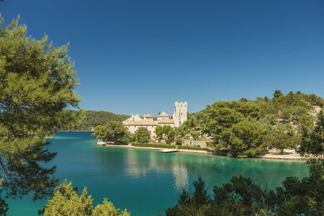 Otok s kamenom crkvom na otoku usred jezera