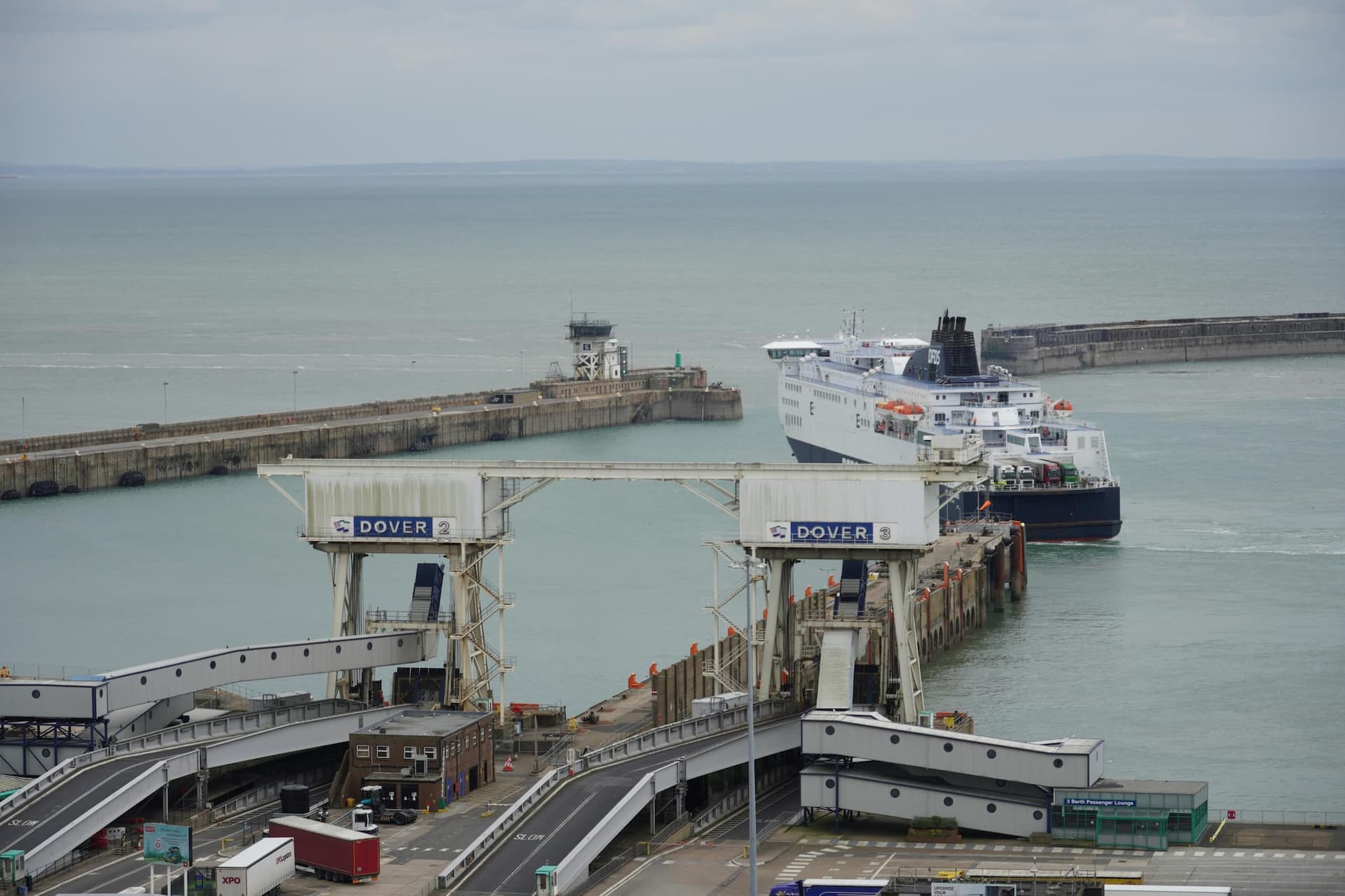 Blick auf den Hafen von Dover, einem wichtigen Fährterminal für Reisen zwischen dem VK und dem europäischen Festland