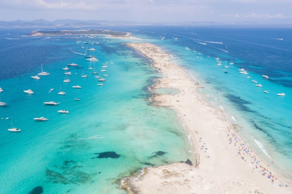 Pješčana plaža sa tirkiznim morem Ses Illetes na španjolskom otoku Formenteri.