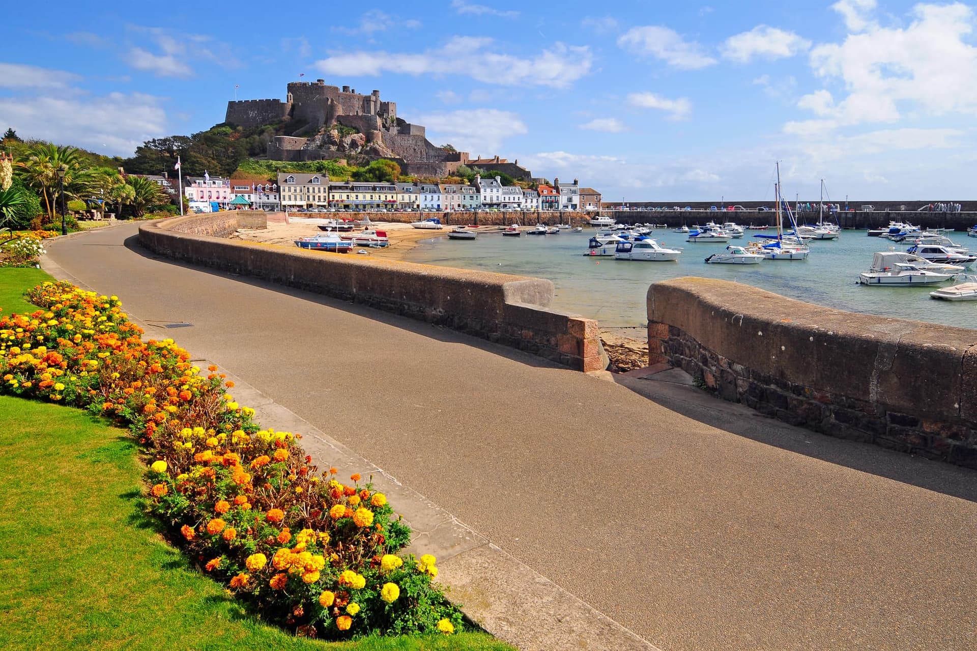 Un château fort surplombant un petit port de plaisance au printemps