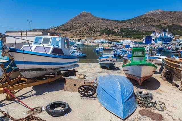 Barche da pesca nel porto di Favignana con Monte Santa Caterina sullo sfondo