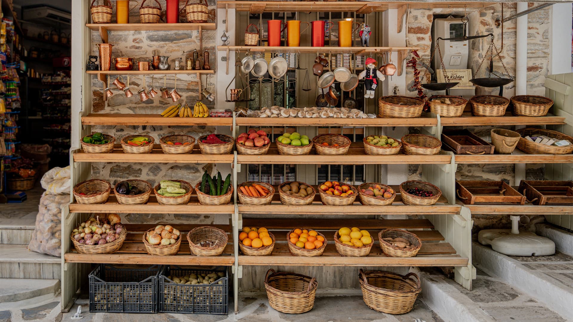 Una ecléctica selección de alimentos locales producidos en Naxos: pasteles, frutas y mucho más.