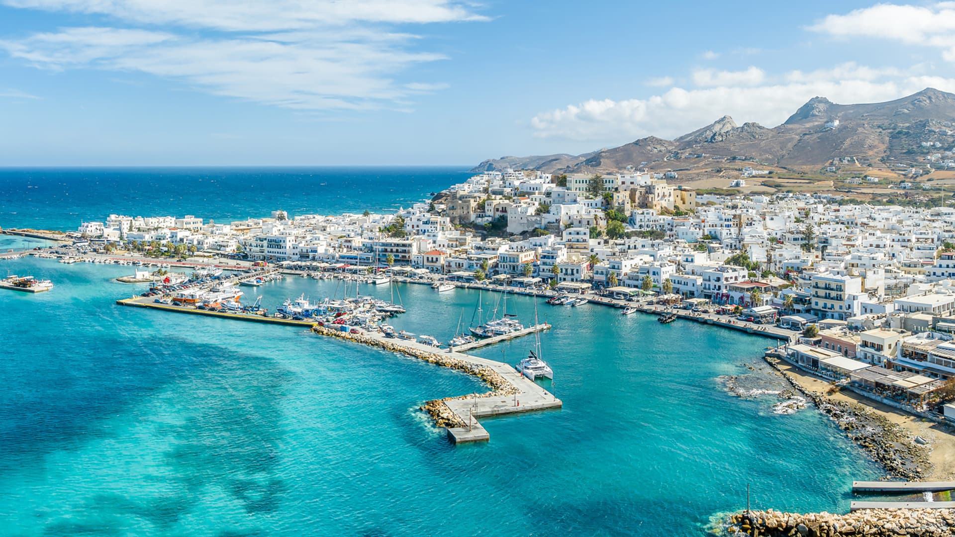 Una toma gran angular de Naxos Chora, donde se ve el mar azul.