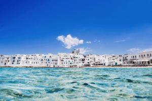 Naoussa kasabası Paros adasında beyaz evlerle denize yakın resim