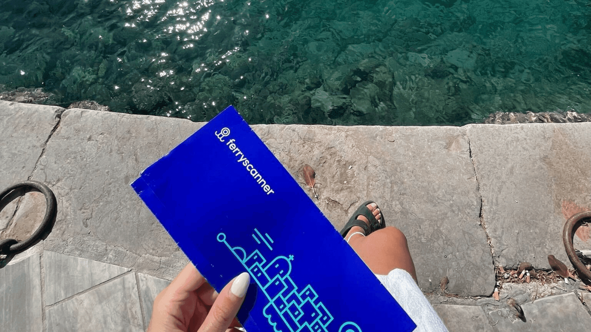 Un billet de ferry à l'enveloppe bleue fourni par Ferryscanner, comparateur en ligne de ferries.