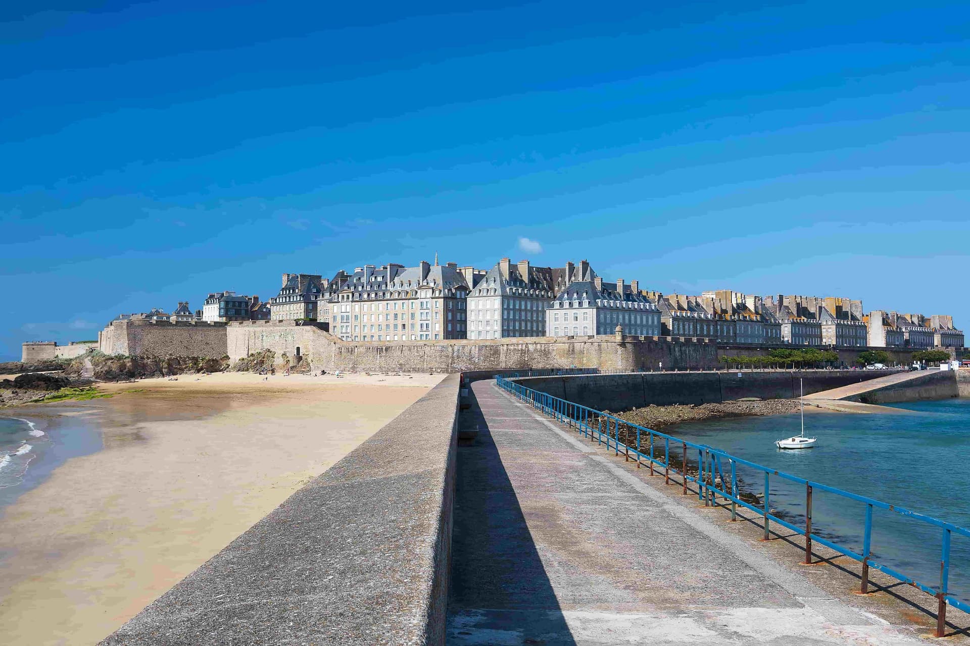 La ville fortifiée de Saint-Malo sous un beau ciel bleu.