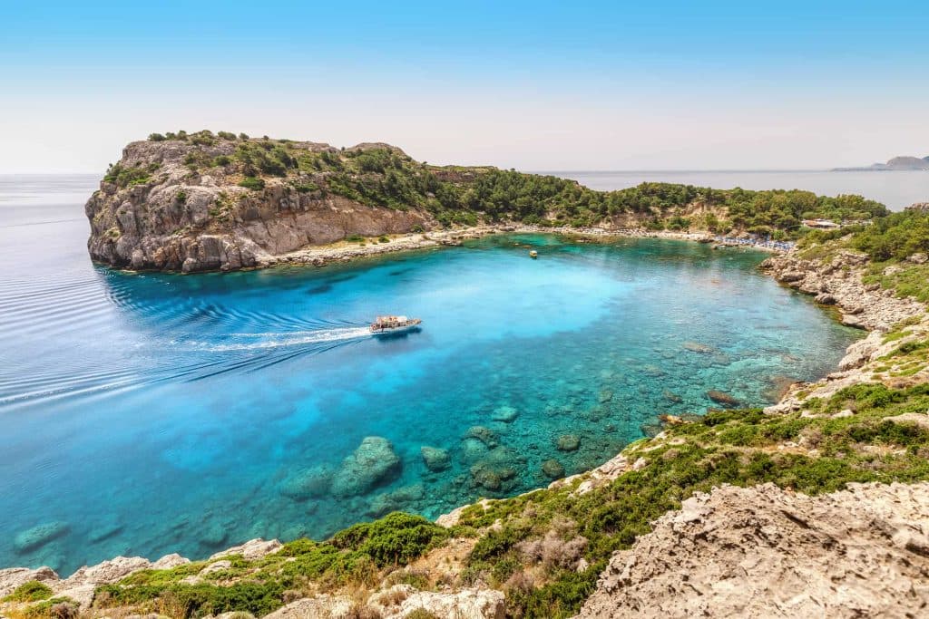 Azurblå lagun känd som Anthony Quinn Bay på Rhodos Island, Grekland