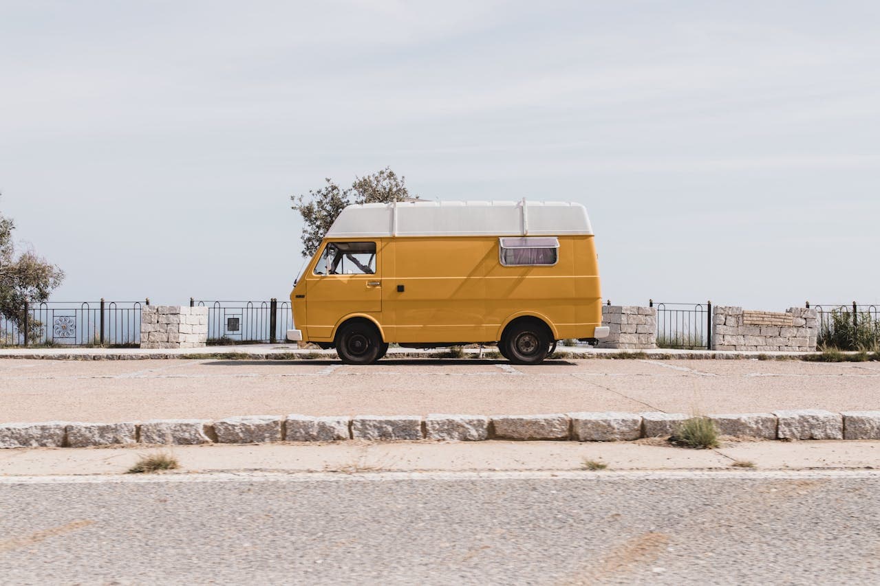 Un van retro jaune sur les routes de Méditerranée