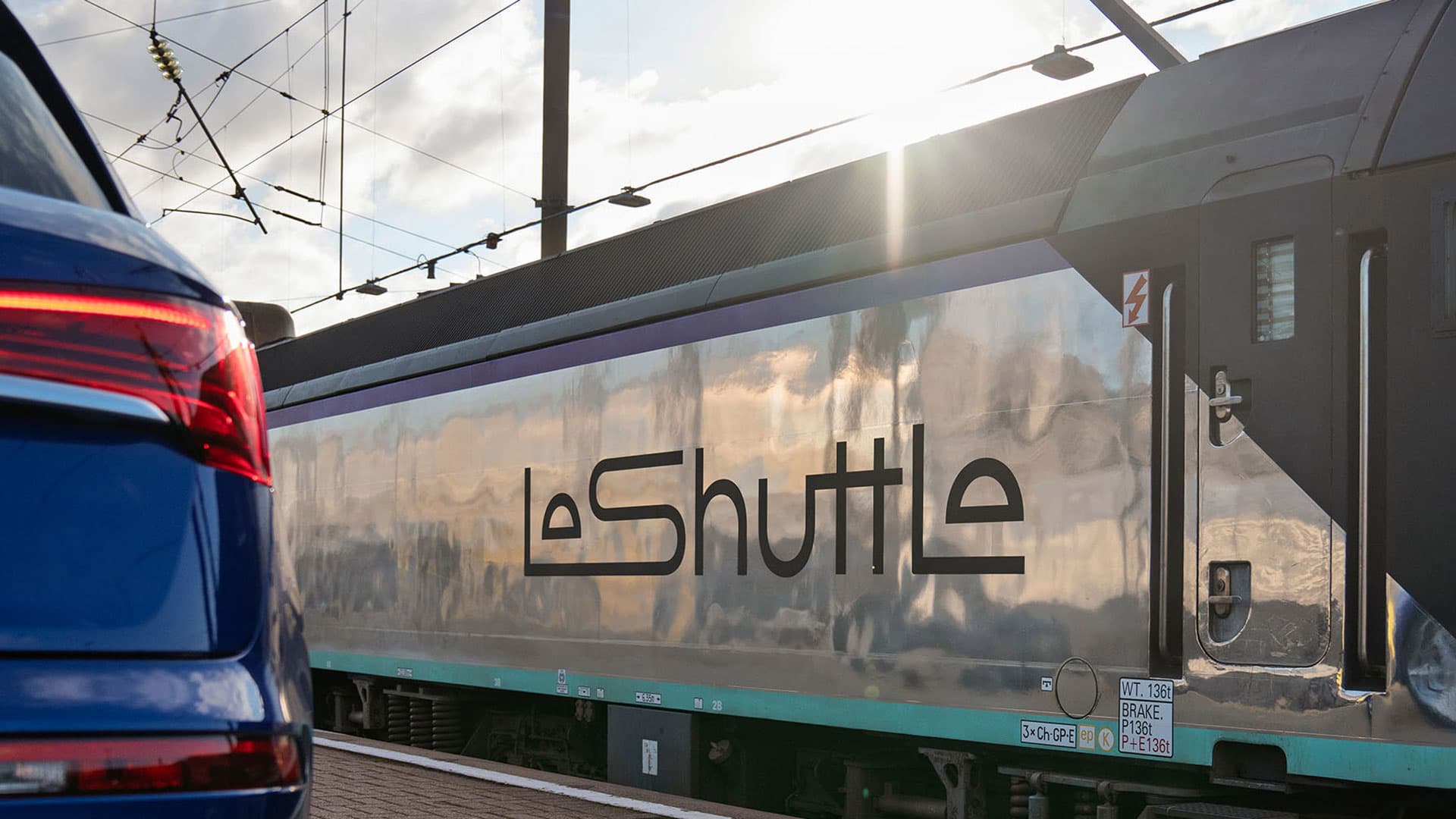 LeShuttles tåg glänser i solen vid Folkestone Terminal.