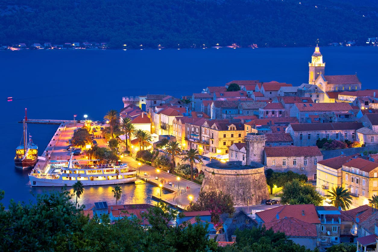 Stari Grad Korčula obasjan noćnim svjetlima .