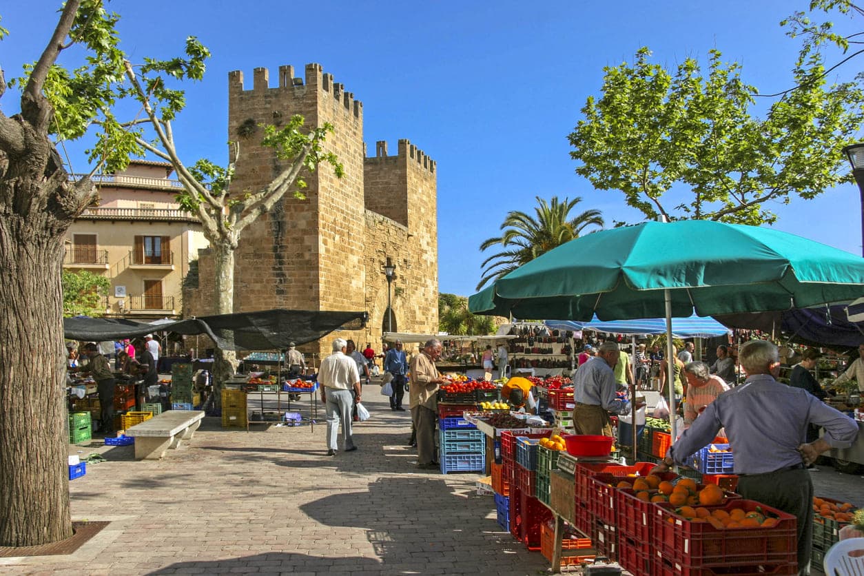 Tržnica u starom gradu Alcudija na španjolskom otoku Mallorci.