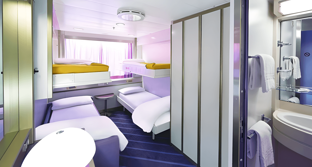 Une cabine familiale avec fenêtre de la compagnie Corsica Ferries