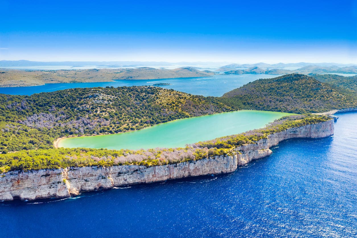 Pogled na tirkizno slano Jezero Mir u Parku prirode Telašćica u Hrvatskoj.