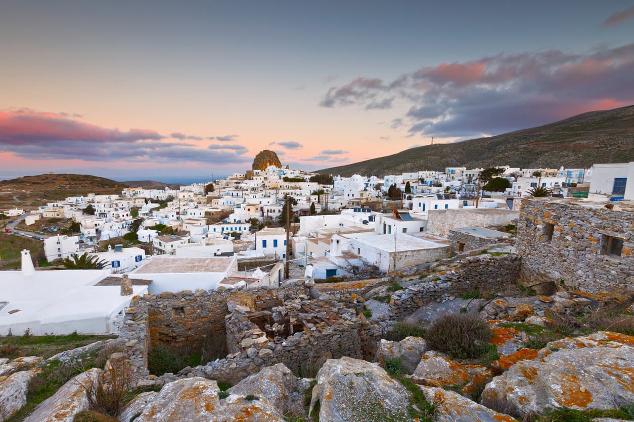 Un village blanc, typique de Grèce, sur une île au coucher du soleil