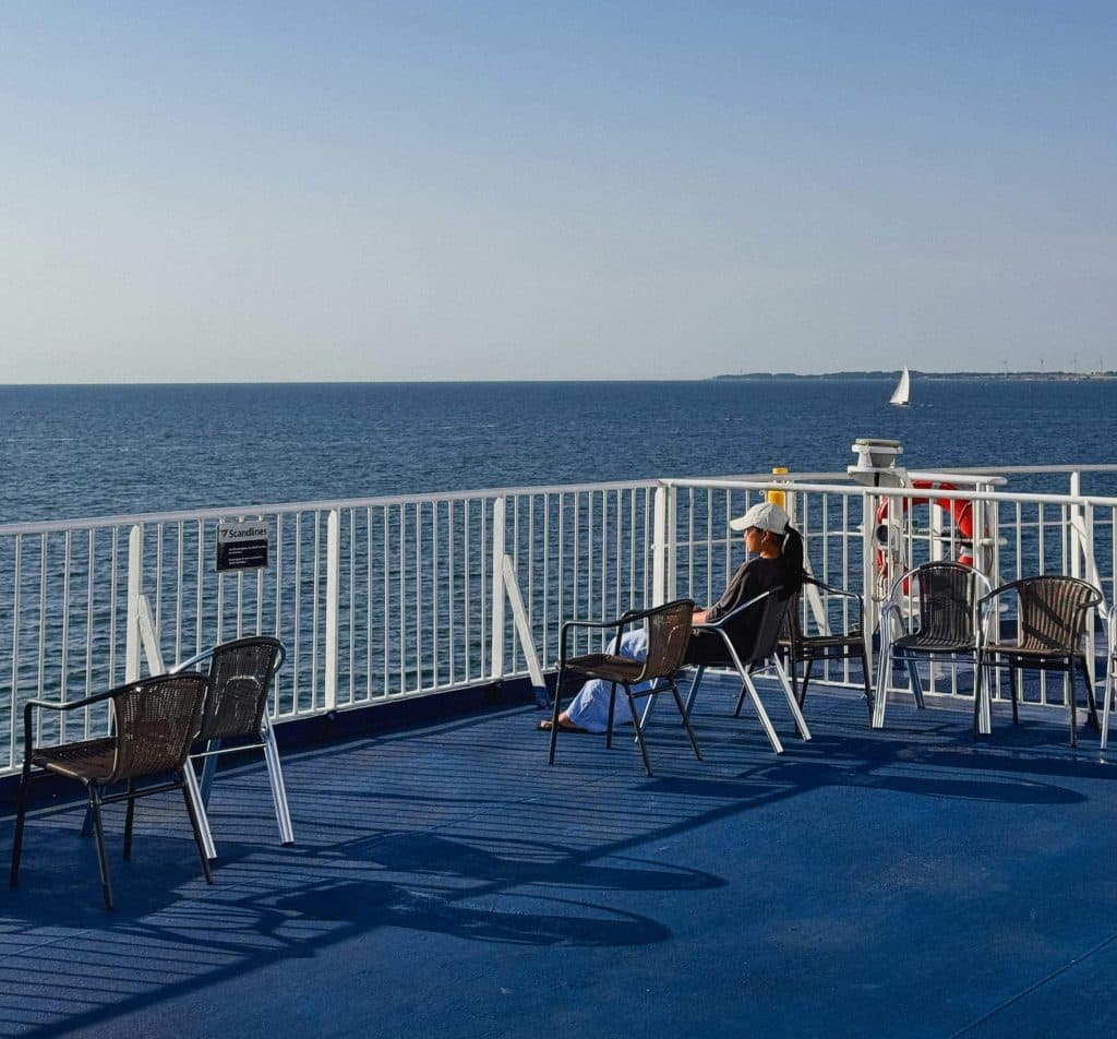 Ήρεμη στιγμή στο κατάστρωμα, με θέα το απέραντο γαλάζιο.Πηγή: Unsplash